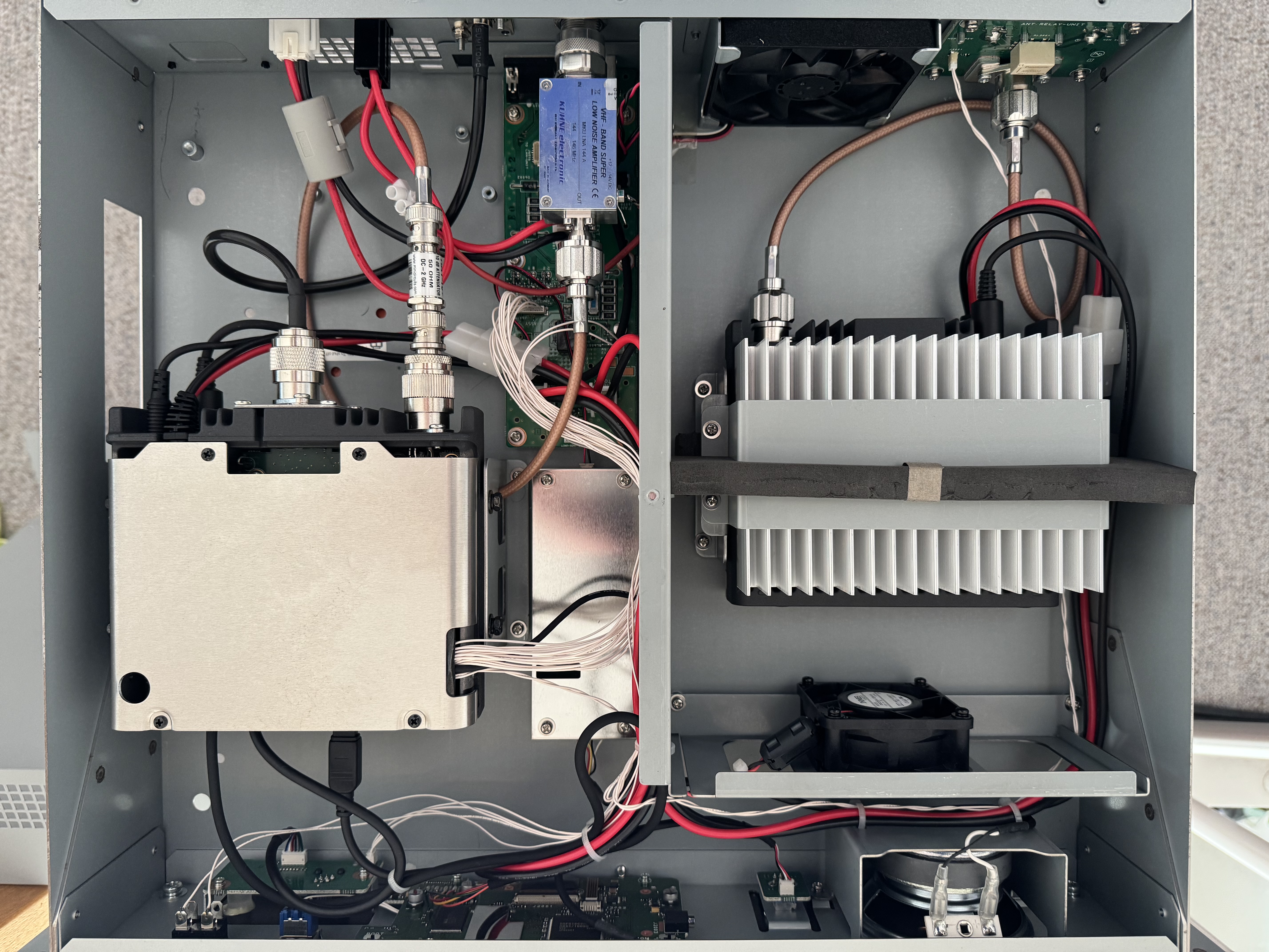 Innenansicht Yaesu DR-2XE C4FM/FM Relais mit VV